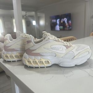Nike sneakers - neutral color wave